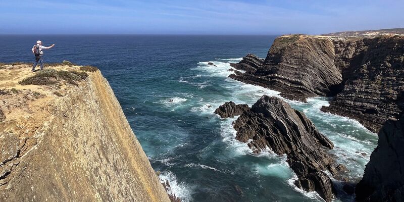 Steilklippen am portugiesischen Cabo Sardao. Derzeit ist der Nordatlantik so warm wie noch nie um diese Jahreszeit seit Beginn der Satellitenmessungen vor 40 Jahren. - Foto: Manuel Meyer/dpa-tmn/dpa