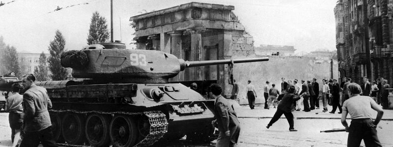 Demonstranten werfen am 17. Juni 1953 in Berlin mit Steinen auf sowjetische Panzer. - Foto: -/dpa