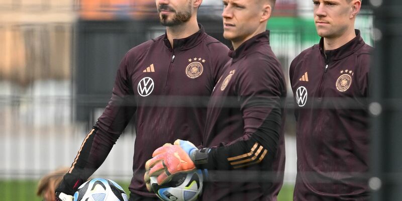 Das DFB-Torhüter-Trio beim Training: Kevin Trapp (l-r), Marc-André ter Stegen und Bernd Leno. - Foto: Arne Dedert/dpa