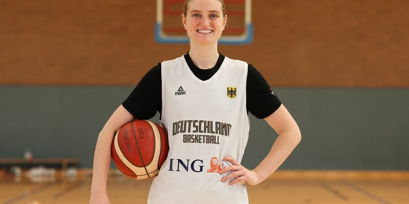 Will mit Deutschlands Basketballerinnen weiterkommen: Alina Hartmann. - Foto: Friso Gentsch/dpa