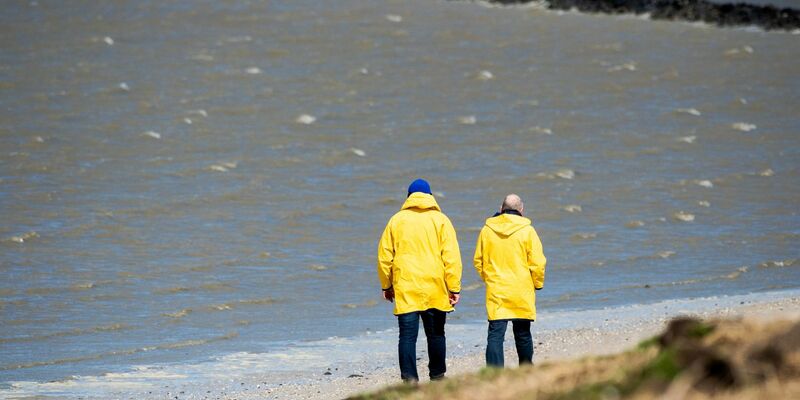Noch immer das passende Kleidungsstück bei stürmischem Wetter: der Regenmantel. - Foto: Hauke-Christian Dittrich/dpa