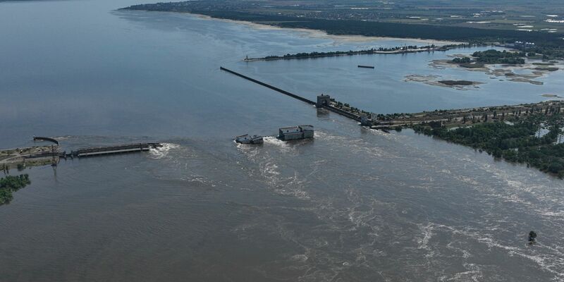 Nach der Zerstörung des Kachowka-Staudamms im Kriegsgebiet im Süden der Ukraine können sich die Böden auch wieder erholen, so ein Experte. - Foto: Stringer/AP/dpa