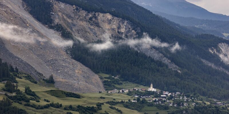 Ein großer Teil der absturzgefährdeten Felsmassen oberhalb der Siedlung sei heruntergekommen, meldete die zuständige Gemeinde Albula. - Foto: Michael Buholzer/KEYSTONE/dpa