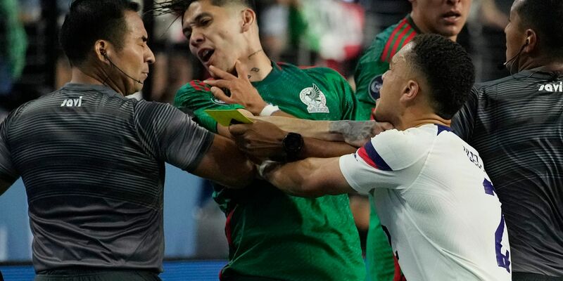 Beim US-Sieg gegem Mexiko ging es nicht nur sportlich heiß her. - Foto: John Locher/AP/dpa