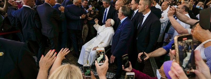 Genießt das Bad in der Menge: Papst Franziskus. - Foto: Alessandra Tarantino/AP/dpa
