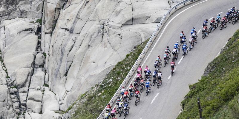 Die Mitglieder des Tour-Organisationskomitees im Gespräch, nachdem sie vom Tod des gestürzten Rennfahrers Gino Mäder erfahren haben. - Foto: Gian Ehrenzeller/KEYSTONE/dpa