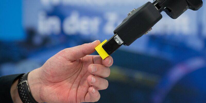 Die deutsche Robotikbranche erwartet dank gut gefüllter Auftragsbücher einen neuen Umsatzrekord. - Foto: Sebastian Kahnert/dpa-Zentralbild/dpa