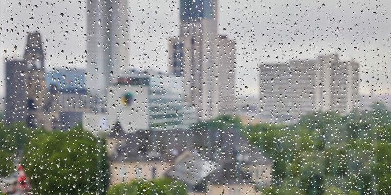 Regentropfen an einer Fensterscheibe vor der Skyline der City West in Berlin. Bleibt der Regen? - Foto: Jörg Carstensen/dpa