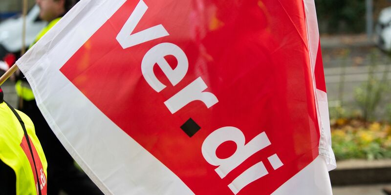 Eine Verdi Fahne ist auf einer Demonstration zu sehen. - Foto: Tom Weller/dpa