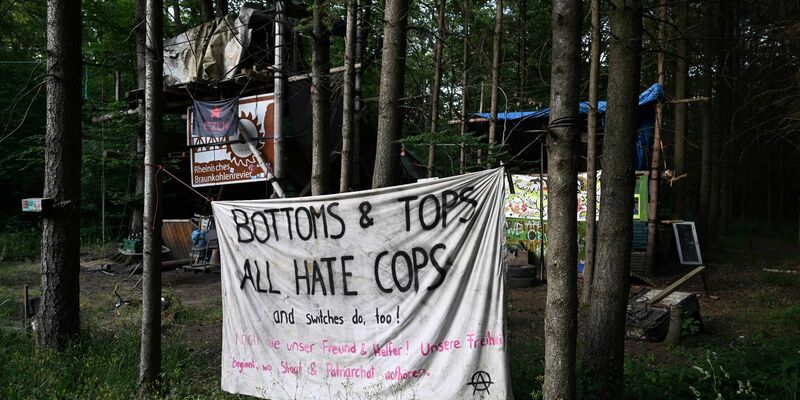 Verlassene Baumhäuser im Hambacher Forst. - Foto: Federico Gambarini/dpa