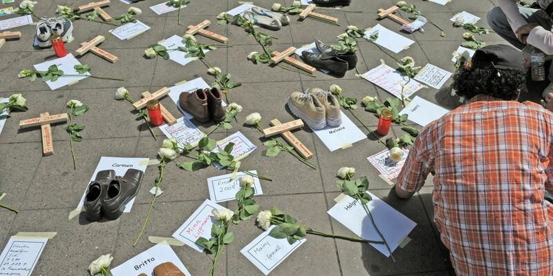 Gedenken mit Rosen, Schuhen, Kerzen und Kreuzen: Die Zahl der Drogentoten wächst. (Archivbild) - Foto: Boris Roessler/dpa