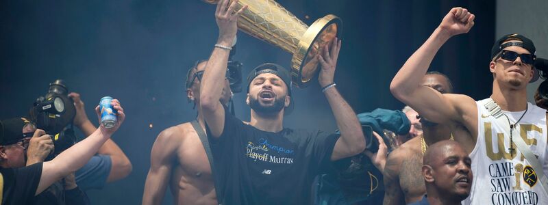 Denver Nuggets-Guard Jamal Murray hält den Pokal. - Foto: David Zalubowski/AP/dpa