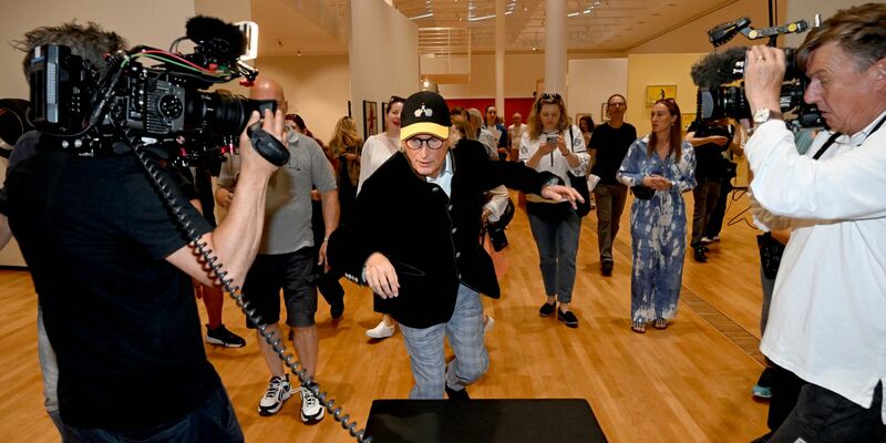 Otto Waalkes «fällt» beim Rundgang über eine Bank. - Foto: Felix Hörhager/dpa