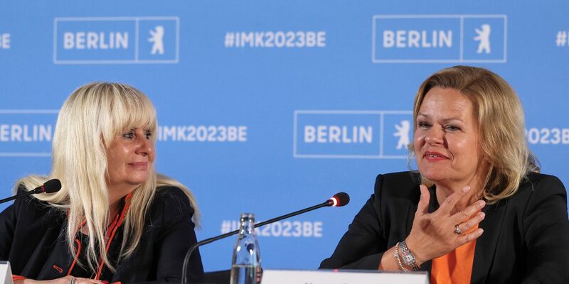 Berlins Innensenatorin Iris Spranger (l) und Bundesinnenministerin Nancy Faeser bei der Innenministerkonferenz. - Foto: Joerg Carstensen/dpa