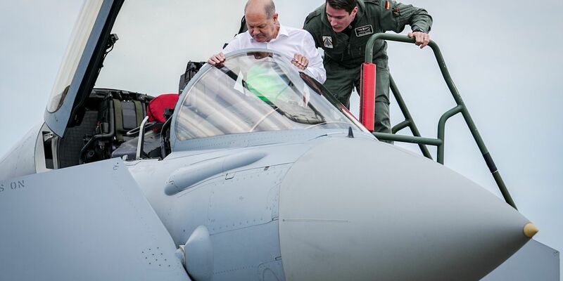 Bundeskanzler Olaf Scholz im Cockpit eines Eurofighters auf dem Fliegerhorst Jagel. - Foto: Kay Nietfeld/dpa