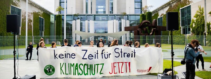 Teilnehmer einer Kundgebung für mehr Klimaschutz von Fridays for Future haben sich vor dem Bundeskanzleramt in Berlin versammelt. - Foto: Christoph Soeder/dpa