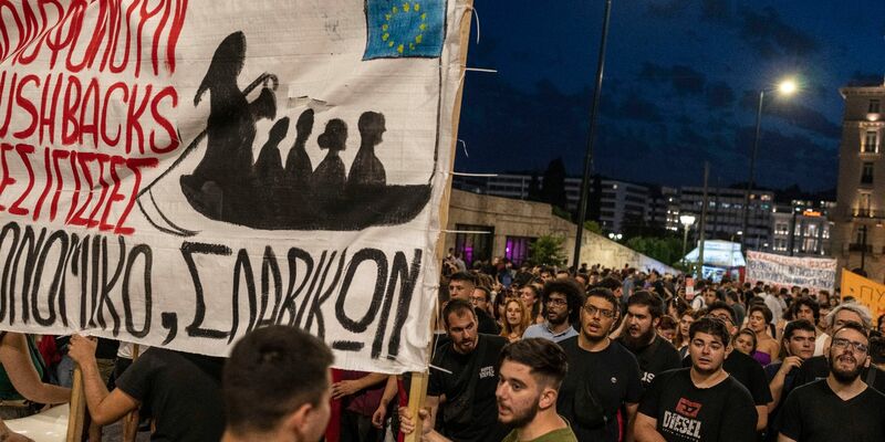 In Athen gingen am Donnerstag Tausende Menschen auf die Straße, um gegen die EU-Migrationspolitik zu protestieren. - Foto: Petros Giannakouris/AP/dpa