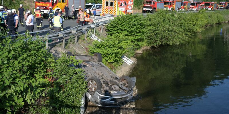 Rettungskräfte arbeiten an der Unfallstelle am Fluss Lenne. - Foto: Markus Klümper/Sauerlandreporter/dpa