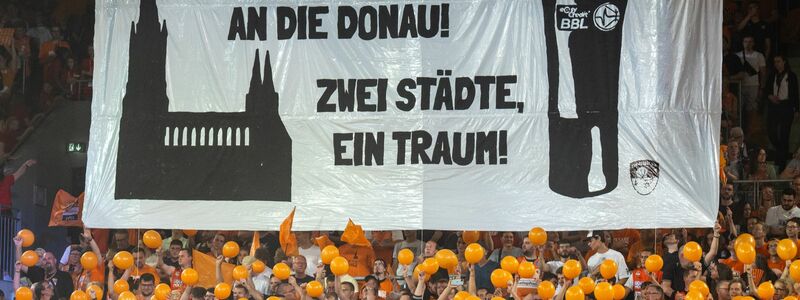 In der lauten Arena bereiteten sich Ulms Fans auf den Meistertitel vor. - Foto: Stefan Puchner/dpa