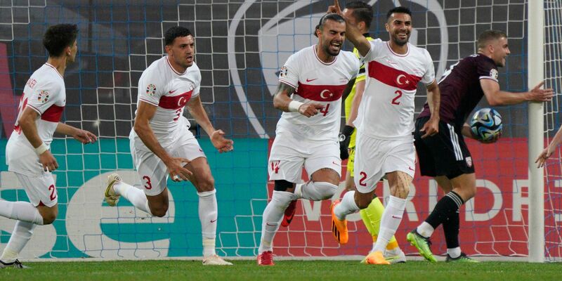 Gegen Lettland gewann die Türkei in Riga in letzter Minute mit 3:2 (1:0). - Foto: Roman Koksarov/AP/dpa