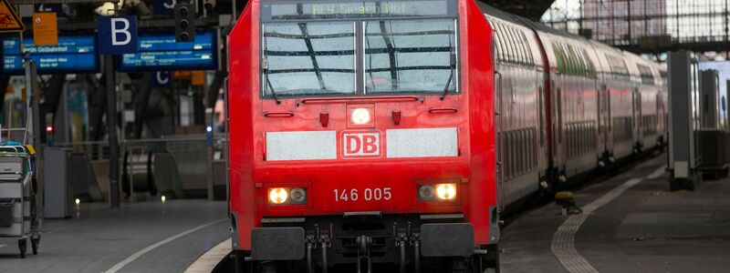Ein Regionalzug fährt in den Kölner Hauptbahnhof ein. - Foto: Thomas Banneyer/dpa