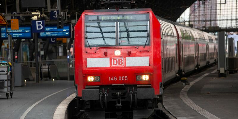 Ein Regionalzug fährt in den Kölner Hauptbahnhof ein. - Foto: Thomas Banneyer/dpa