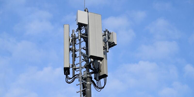 Ein neuer 5G-Mobilfunkmast in Düsseldorf. - Foto: Roberto Pfeil/dpa