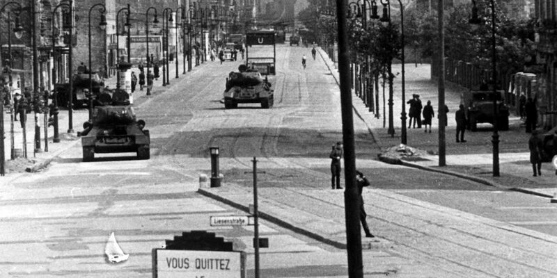 Blick in die Chausseestraße mit sowjetischen Panzern nach der Niederschlagung des Aufstandes. Am 17. Juni 1953 protestierten in der DDR eine Million Menschen gegen den noch jungen sozialistischen Staat - bis sowjetische Panzer den Aufstand beendeten. - Foto: Günter Bratke/dpa