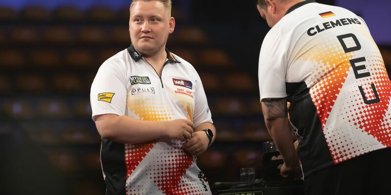 Das deutsche Darts-Duo Martin Schindler (l) und Gabriel Clemens bereiten sich auf ein Match vor. - Foto: Jürgen Kessler/dpa