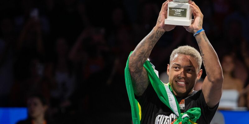 Ulms Yago dos Santos reckt die Trophäe für den wertvollsten Spieler der Playoffs hoch. - Foto: Stefan Puchner/dpa