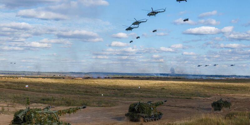 Gemeinsame strategischee Übung der Streitkräfte von Russland und Belarus im September 2021 auf dem russischen Truppenübungsplatz Mulino unter Beteiligung zahlreicher Hubschrauber. - Foto: Vadim Savitskiy/Russian Defense Ministry Press Service/AP/dpa