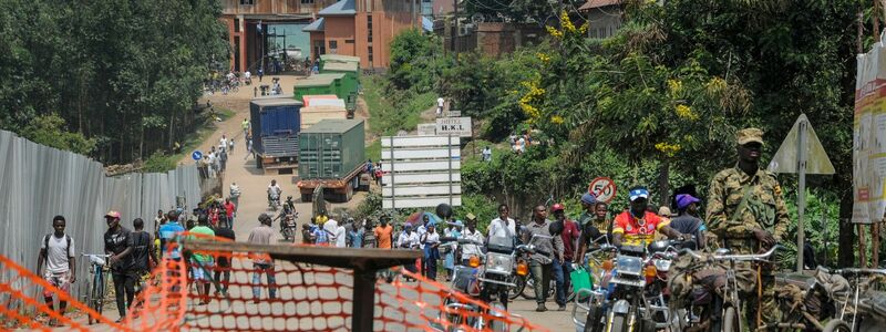 Straße zum ugandischen Grenzübergang Mpondwe, an dem es zum Kongo geht. - Foto: Ronald Kabuubi/AP