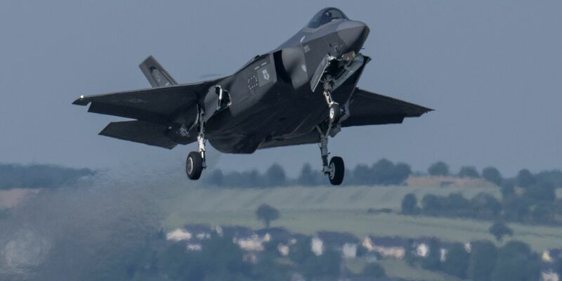 Ein Kampfflugzeug vom Typ F-35 der US-Air Force startet von der US-Air Base Spangdahlem während der Luftwaffenübung «Air Defender 2023». - Foto: Boris Roessler/dpa