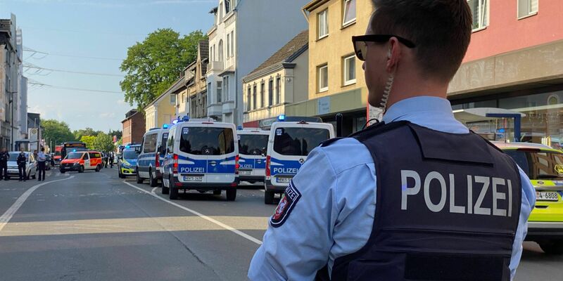 Die Polizei am Rande einer Massenschlägerei in Castrop-Rauxel. - Foto: Marc Gruber/7aktuell/dpa