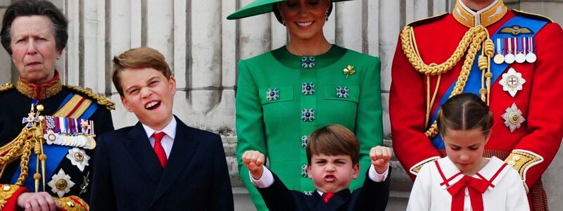 Prinzessin Anne (l-r), Prinz George, Prinzessin Kate, Prinz Louis, Prinz William und Prinzessin Charlotte stehen auf dem Balkon des Buckingham Palastes. - Foto: Victoria Jones/PA/AP/dpa