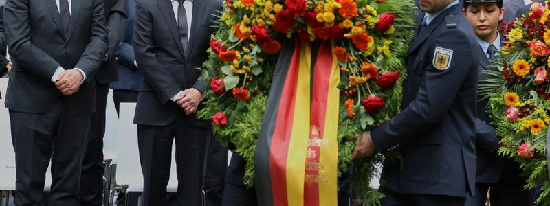 Bundespräsident Frank-Walter Steinmeier (l.) und Bundeskanzler Olaf Scholz (2.v.l) bei der zentralen Gedenkfeier für die Opfer des Volksaufstands vom 17. Juni 1953. - Foto: Joerg Carstensen/dpa