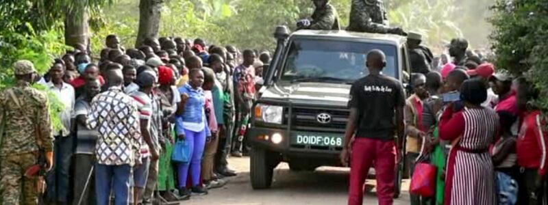 Ugandische Sicherheitskräfte fahren an einer Menschenmenge vorbei, die sich nach dem Angriff vor der Schule in Mpondwe versammelt hat (Videostandbild). - Foto: Uncredited/AP/dpa