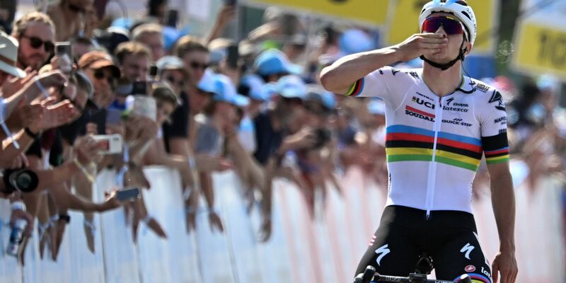 Remco Evenepoel aus Belgien widmete den Etappensieg dem verstorbenen Gino Mäder. - Foto: Gian Ehrenzeller/KEYSTONE/dpa