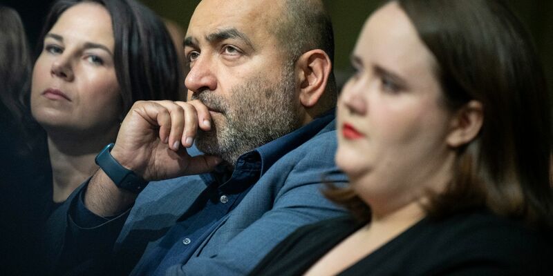 Annalena Baerbock (l-r), Omid Nouripour und Ricarda Lang sitzen beim kleinen Parteitag der Grünen in der ersten Reihe. - Foto: Boris Roessler/dpa