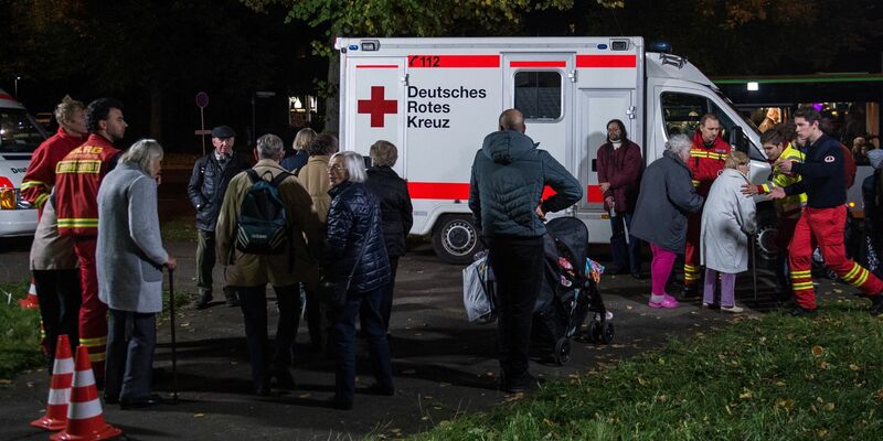 Evakuierte Personen verlassen nach der Entschärfung einer Fliegerbombe aus dem Zweiten Weltkrieg die Herschelschule in Hannover (Archivbild von 2017). - Foto: picture alliance / Silas Stein/dpa