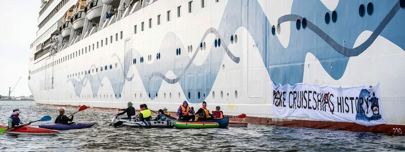 Klimaaktivisten versuchen, das Kreuzfahrtschiff «Aida Diva» am Auslaufen zu hindern. - Foto: Frank Hormann/dpa