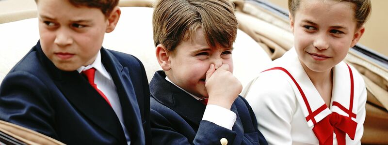 Was riecht denn da: Prinz George (l-r), Prinz Louis und Prinzessin Charlotte während der «Trooping the Colour»-Zeremonie in London. - Foto: Aaron Chown/PA Wire/dpa