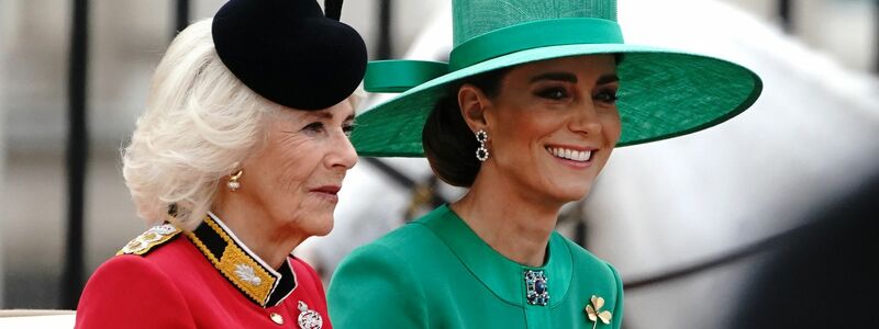 Königin Camilla (l) und Prinzessin Kate nehmen in einer offenen Kutsche an der Parade teil. - Foto: Victoria Jones/PA Wire/dpa
