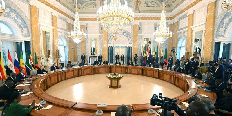 Präsident Putin (l) konferiert mit den Vertretern mehrerer afrikanischer Staaten in St. Petersburg. - Foto: Pavel Bednyakov/RIA Novosti/AP/dpa