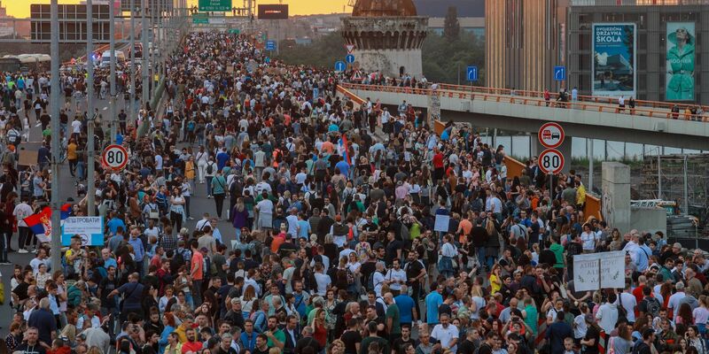 Menschen demonstrieren auf einer Autobahn in Belgrad gegen die jüngste Gewalt in Serbien. - Foto: Milos Miskov/AP