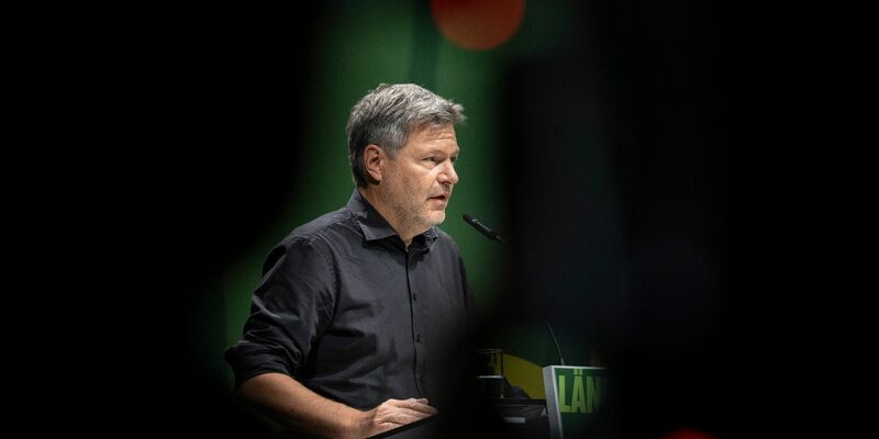 Wirtschaftsminister Robert Habeck spricht auf dem Länderrat der Grünen im hessischen Bad Vilbel. - Foto: Boris Roessler/dpa