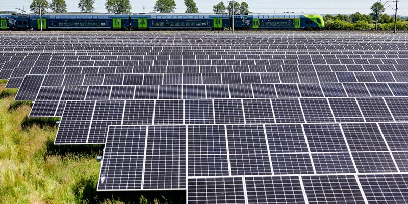 Ein Solarfeld in Schleswig-Holstein. - Foto: Axel Heimken/dpa