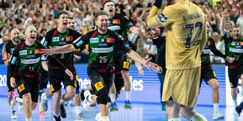 Die Spieler des SC Magdeburg jubeln, nachdem Barcelonas Ludovic Fabregas (r) seinen entscheidenen Siebenmeter verworfen hat. - Foto: Marius Becker/dpa