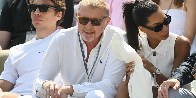 Der ehemalige Tennisprofi Boris Becker sitzt mit seinem Sohn Elias (l) und seiner Partnerin Lilian de Carvalho Monteiro als Zuschauer auf der Tribüne. - Foto: Marijan Murat/dpa