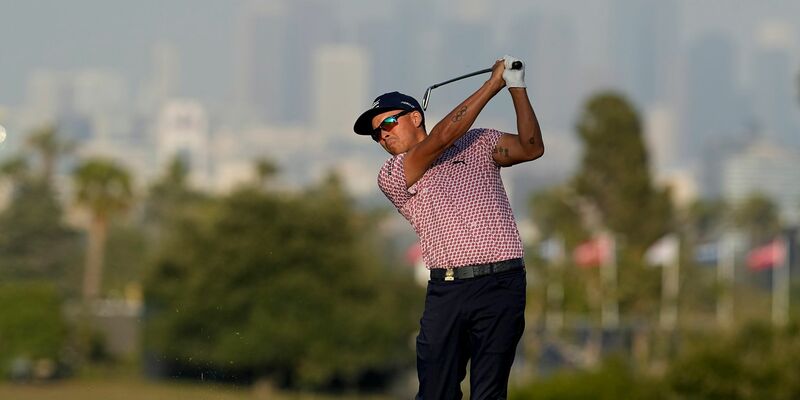 Rickie Fowler beobachtet seinen Abschlag am 13. Loch. - Foto: George Walker IV/AP/dpa